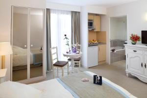 Postel nebo postele na pokoji v ubytování Tulip Inn Honfleur Residence & Spa