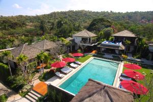 una vista aérea de una casa con piscina y sombrillas en Tamarind Exclusive Villa, en Bang Sare