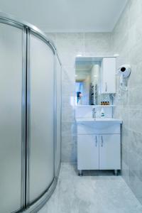 uma casa de banho com um chuveiro e um lavatório. em ATAM HOTEL em Istambul
