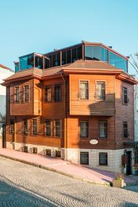 - un bâtiment en bois sur le côté d'une rue dans l'établissement Atam Suites, à Istanbul