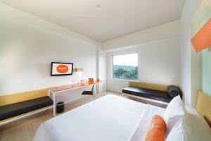 Postel nebo postele na pokoji v ubytování HARRIS Hotel Sentul City Bogor