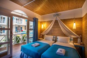 En eller flere senger på et rom på Santorini Beach Resort