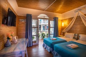 En eller flere senger på et rom på Santorini Beach Resort