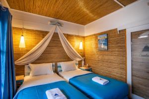 En eller flere senger på et rom på Santorini Beach Resort