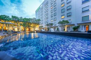 Bazén v ubytování HARRIS Hotel Sentul City Bogor nebo v jeho okolí