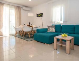 a living room with a blue couch and a table at La Mer 1 in Bol