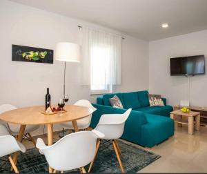 Μια τηλεόραση ή/και κέντρο ψυχαγωγίας στο La Mer 1