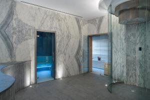 Peldbaseins naktsmītnē Dusit Doha Hotel vai tās tuvumā