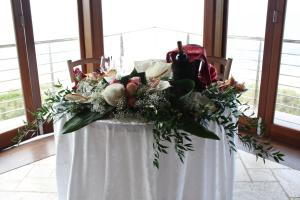 a table with a white table cloth with a flower arrangement at Hotel Corsaro Nero in Portu Maga