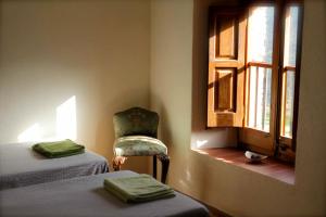 מיטה או מיטות בחדר ב-Masia de Vallforners