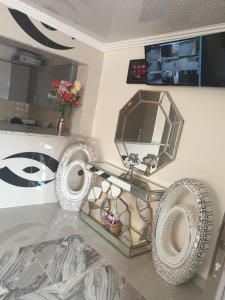 een kaptafel met een spiegel en een vaas met bloemen bij MATAT GARDENS in Matatiele