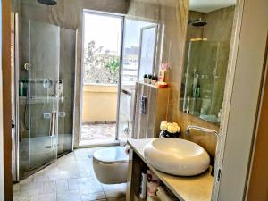 Ett badrum på Nettas luxurious central Jerusalem Ap