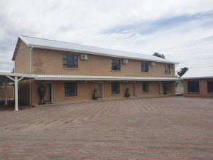 een gebouw met een stenen oprit ervoor bij MATAT GARDENS in Matatiele