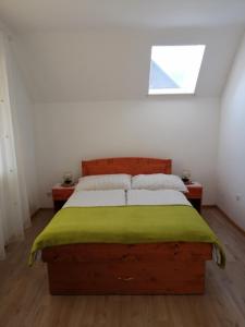 ゴレンスカ地方にあるR&G APARTMENTのベッドルーム1室(緑の毛布付きのベッド1台付)