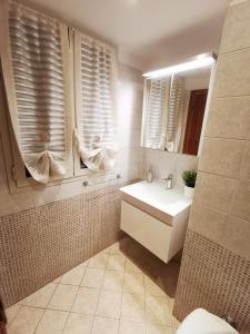 Vannas istaba naktsmītnē Fontana Di Trevi - Rome City Center Apartment