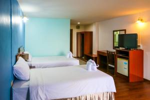 Postel nebo postele na pokoji v ubytování Wiangwalee Hotel