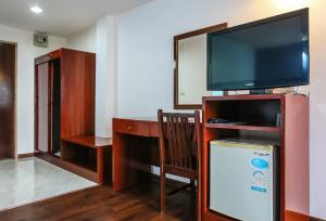 TV a/nebo společenská místnost v ubytování Wiangwalee Hotel