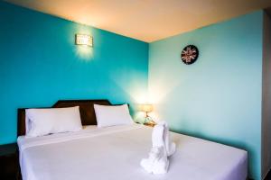 Postel nebo postele na pokoji v ubytování Wiangwalee Hotel