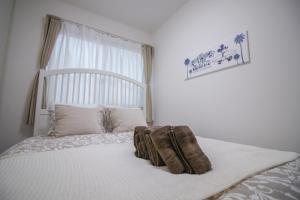 Un pat sau paturi într-o cameră la CASA Higashi Mikuni 02