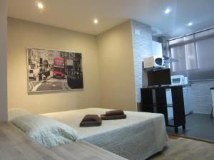 een slaapkamer met een bed en een foto van een vrachtwagen bij Apartamentos Adressadors in Valencia +23 foto's