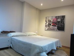 een slaapkamer met een bed en een rode dubbeldekkerbus bij Apartamentos Adressadors in Valencia