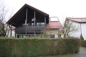 Casa con balcón con techo en Ferienwohnung Tea en Eriskirch