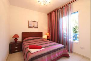 Ένα ή περισσότερα κρεβάτια σε δωμάτιο στο Polis Beach Village +33 φωτογραφίες
