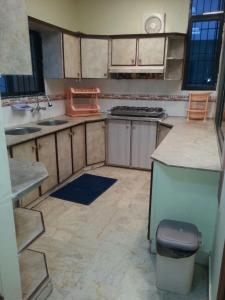 Η κουζίνα ή μικρή κουζίνα στο Rehaish Inn Furnished Rental Accommodation