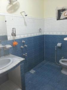 Ένα μπάνιο στο Rehaish Inn Furnished Rental Accommodation