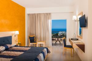 Pokój z łóżkiem i widokiem na ocean w obiekcie Grand Hotel Holiday Resort w mieście Hersonissos