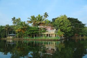 阿勒皮Orchid Lake View Homestay的水体中间的岛上的房子