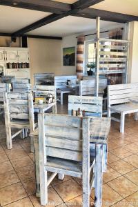 une salle à manger avec des tables et des chaises en bois dans l'établissement Hof Kranichstein, à Kluis