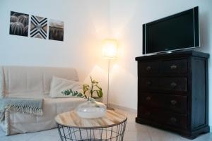 A television and/or entertainment centre at Alloggio Turistico al Civico n 32