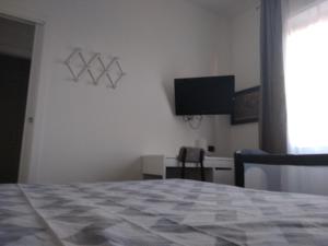 B&B Gaslini & Mare (anche con uso cucina)的电视和/或娱乐中心