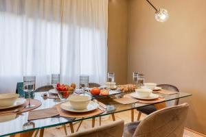 - une salle à manger avec une table en verre et des fruits dans l'établissement Rocafort in Eixample, à Barcelone