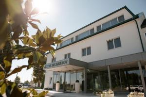 vista sull'ingresso di un edificio di Hotel Zelenkrov a Čepin