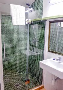 łazienka z prysznicem i umywalką w obiekcie Turistic Apartment Sevillanos SL w Sewilli