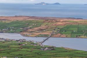 una vista aerea di un grande corpo idrico di Carraig Liath House a Valentia Island
