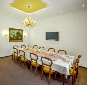 TV a/nebo společenská místnost v ubytování Hotel Adler
