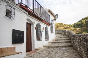 una escalera que conduce a un edificio con puerta en Cueva de Lindaraja, en Granada