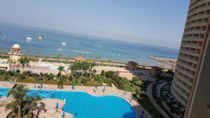 vista para um resort com piscina e oceano em Pyramids Porto Ain Sokhna em Ain Sokhna