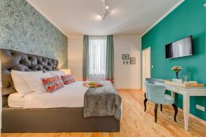 スプリトにあるDeluxe Rooms Tramontoの大きなベッドと机のある寝室