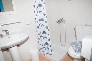La salle de bains est pourvue de toilettes et d'un rideau de douche. dans l'établissement Hotel Athinoula, à Kefalos