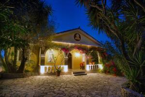a house with a lit up front yard at night at CASA DEL MAR in Planos