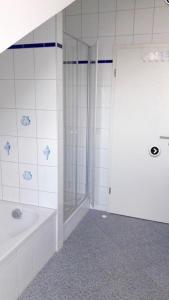 ein Badezimmer mit einer Dusche, einer Badewanne und einem Waschbecken in der Unterkunft Ferienwohnung Elena in Oberstaufen