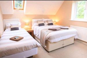 Un pat sau paturi într-o cameră la Cleeves Cottage