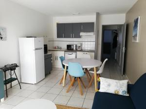 A kitchen or kitchenette at Appartement la Rochelle