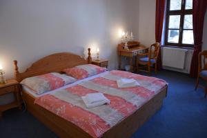 Rúm í herbergi á Hotel Růže