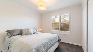 A bed or beds in a room at 7 Graydens Road, Ventnor with Spectacular views