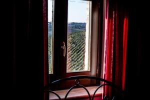 einen Blick aus dem Zugfenster eines Weinbergs in der Unterkunft Casali Costadoro in Acquaviva Picena